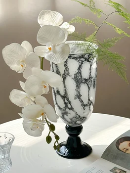 Стеклянная ваза на высоких ножках с черно-белым рисунком, цветочная композиция и украшение гостиной